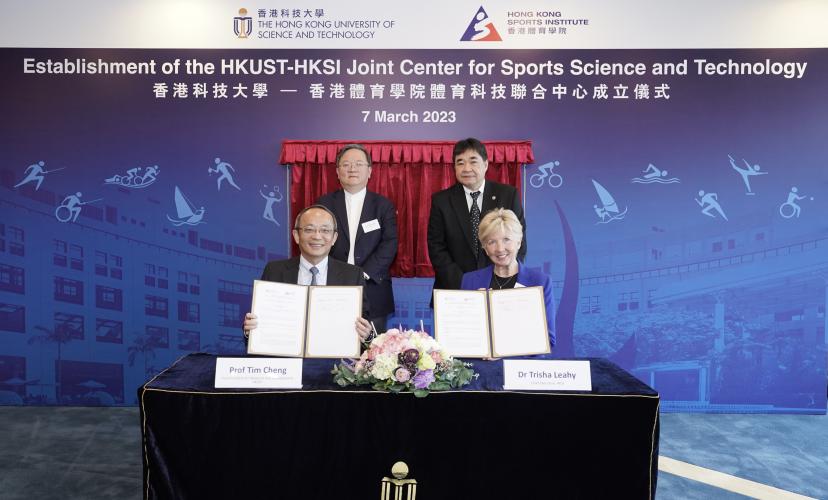 HKUST Vice-President (Research and Development) Prof. Tim CHENG (front left) and HKSI Chief Executive Dr. Trisha LEAHY (front right) signed the agreement under the witness of HKUST Acting President Prof. GUO Yike (back left) and HKSI Deputy Chief Executive Mr. Tony CHOI (back right).